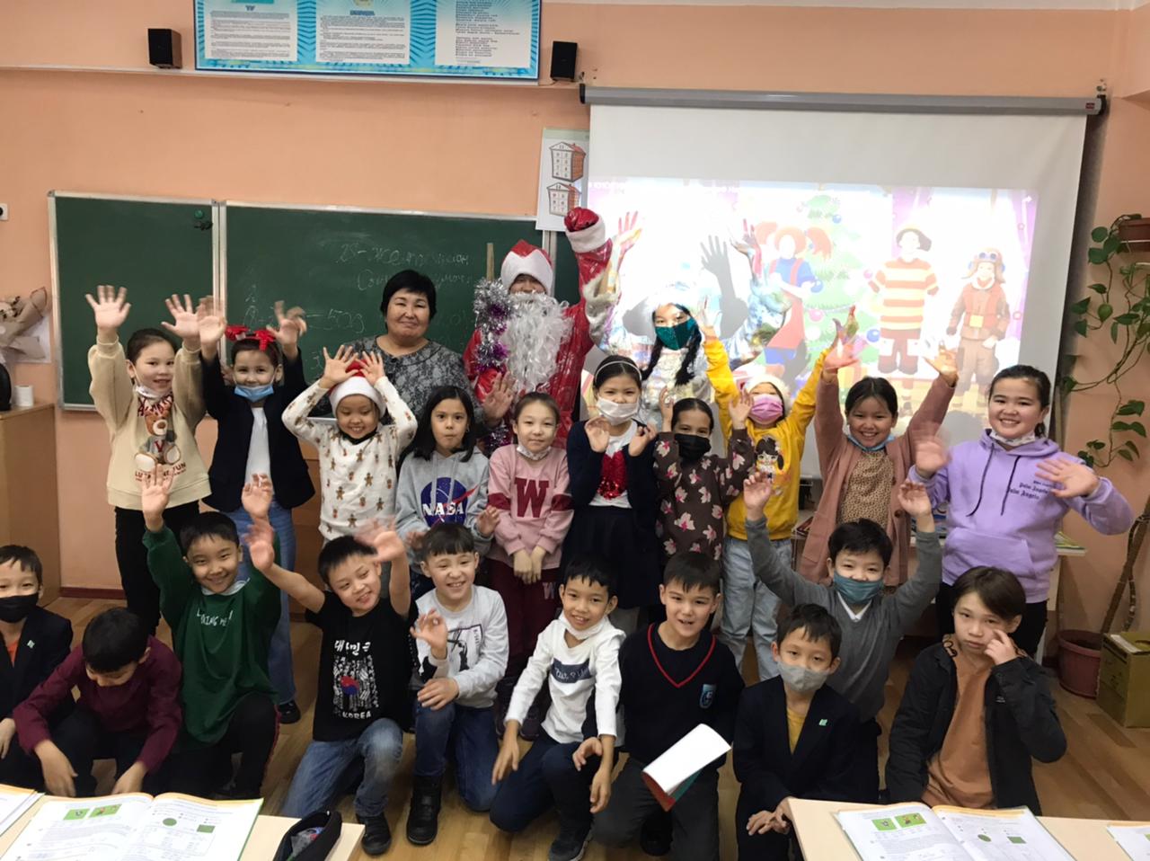 Өзін-өзі басқару ұйымының мүшелері бастауыш сынып оқушыларын жаңа жылымен құттықтады.