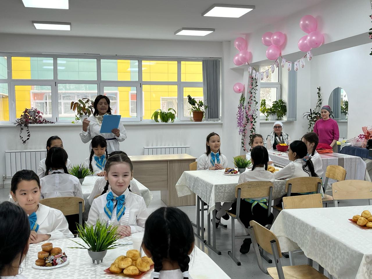 "Ата аналарға педагогикалық қолдау" орталығының ұйымдастыруымен 4"А" сыныбында "Әжемнің дәмі" тақырыбында ерекше форматта сынып сағаты өтті.