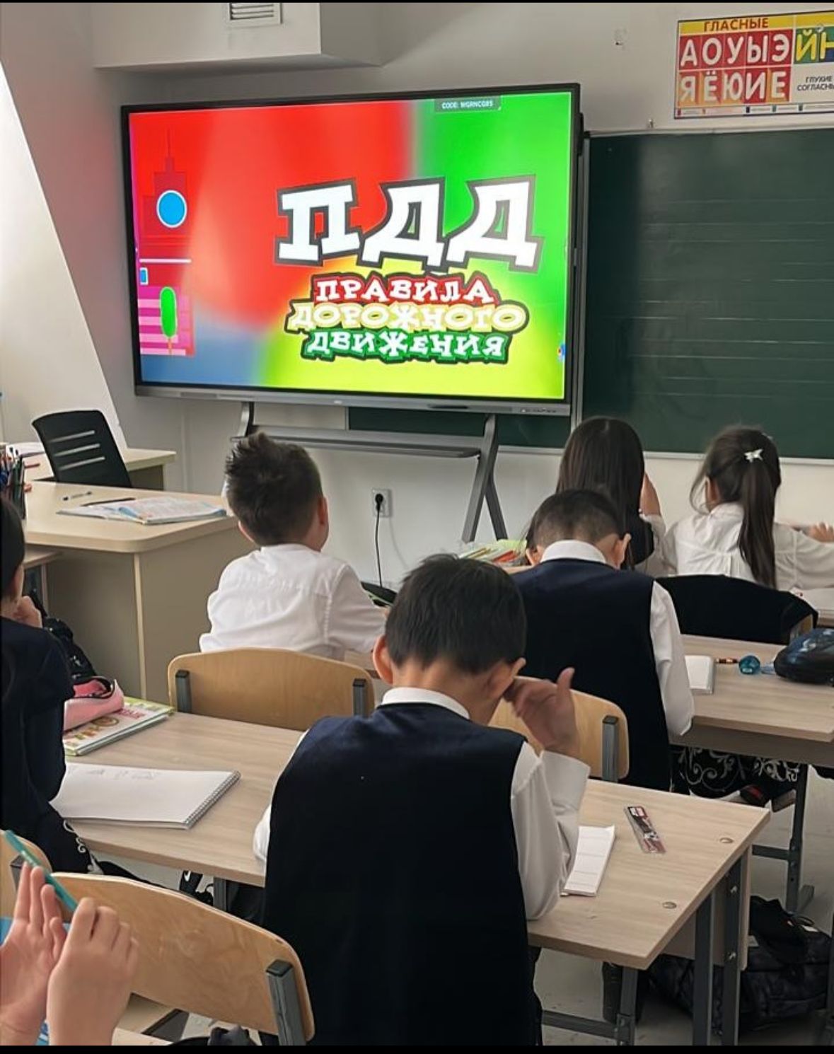 Бастауыш сынып оқушыларына "Жолда жүру ережесі" туралы түсіндірме жұмыстары жүргізілді.