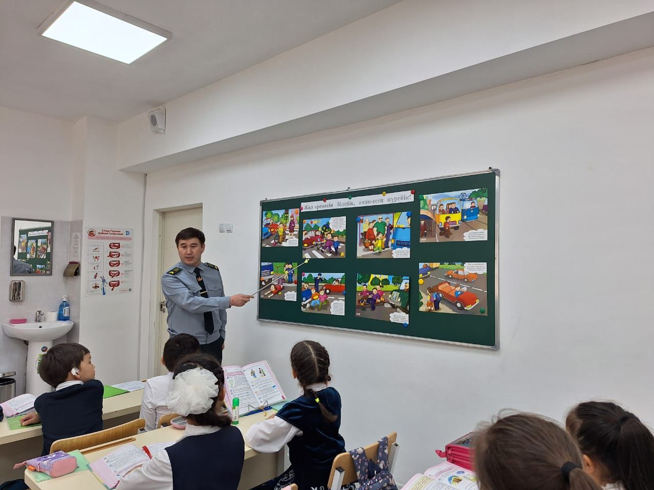 2"Б" сыныбының ата-анасы Айдаров Ернар оқушылармен жол ережесі туралы әңгіме өткізді.
