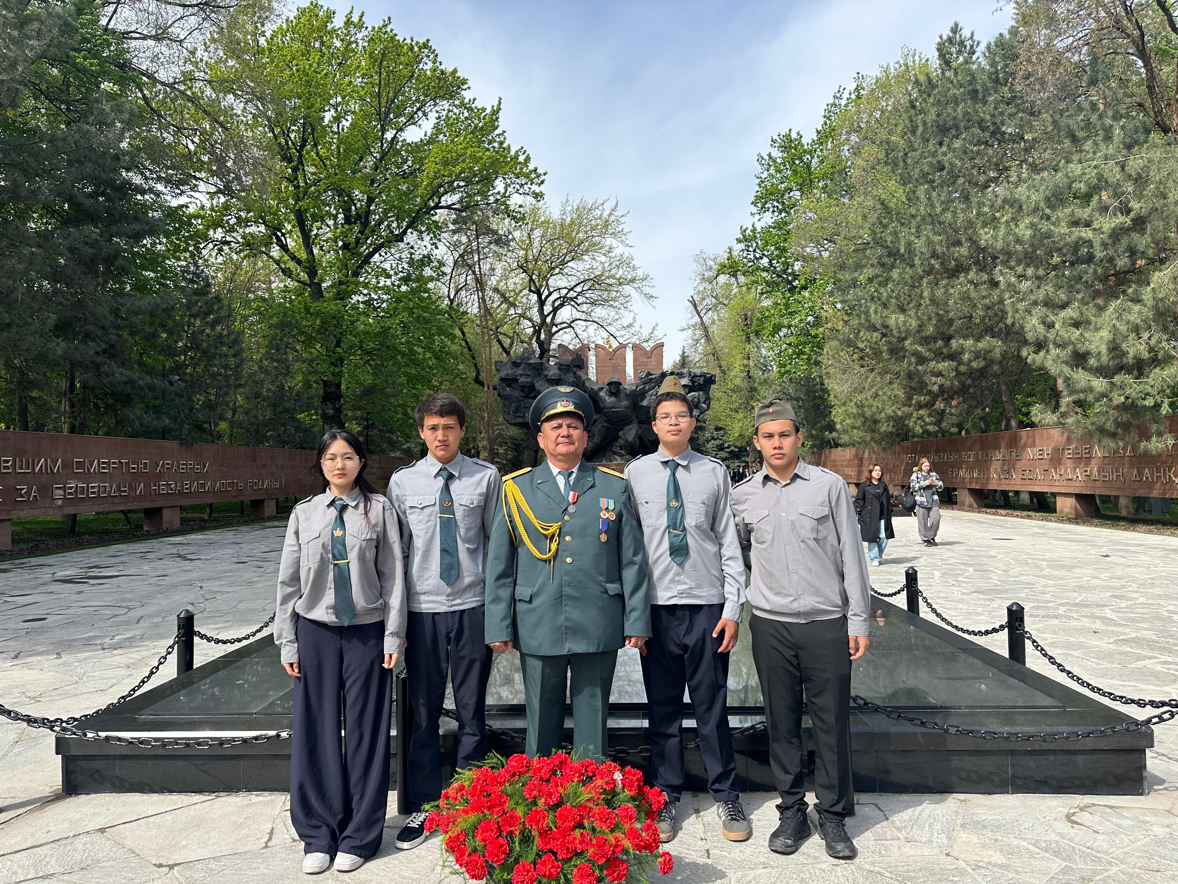 Совместно с другими школами Медеуского района, ученики нашей школы провели возложение цветов у памятника в парке №28 Панфиловцев.