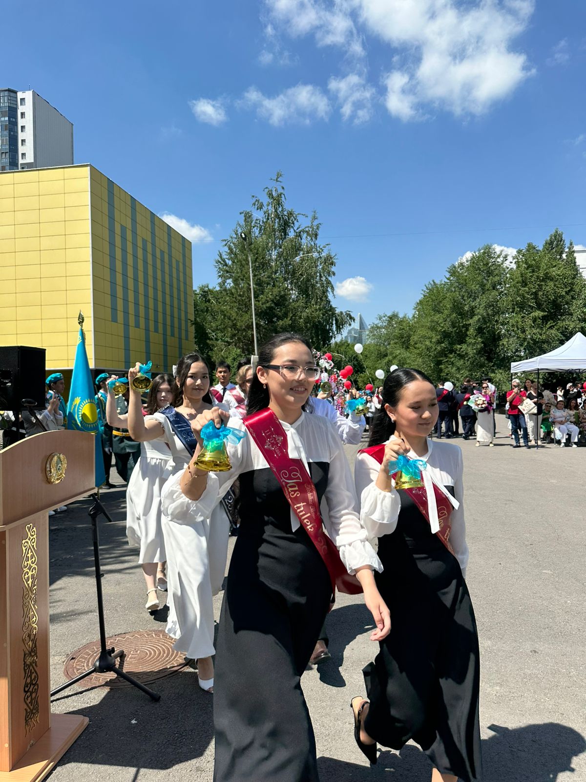 Соңғы қоңырау соғылып, түлектер үшін жаңа өмірге жол ашылды. Барша бітіруші түлектерге сәттілік тілейміз!