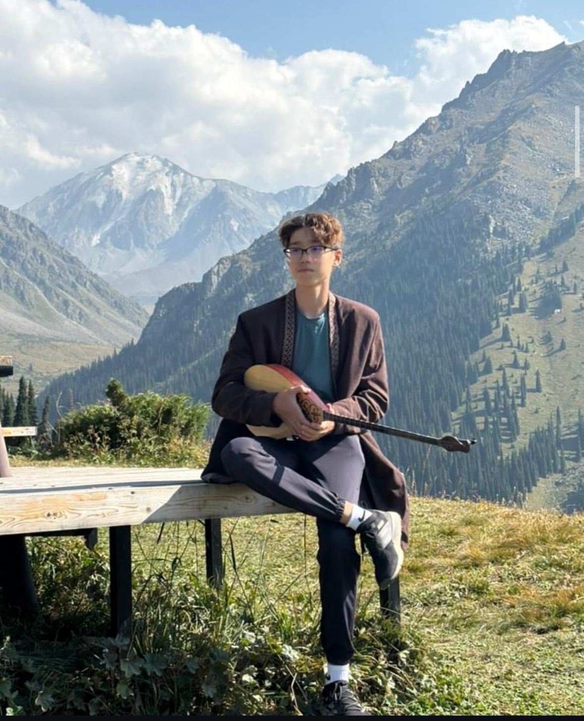 Мектебіміздің 9"Д" сынып оқушысы Әлімбай Мәди Үлкен Алматы көлінде қасиетті домбыраның қоңыр үнімен шетелдіктерді таңқалдырды.