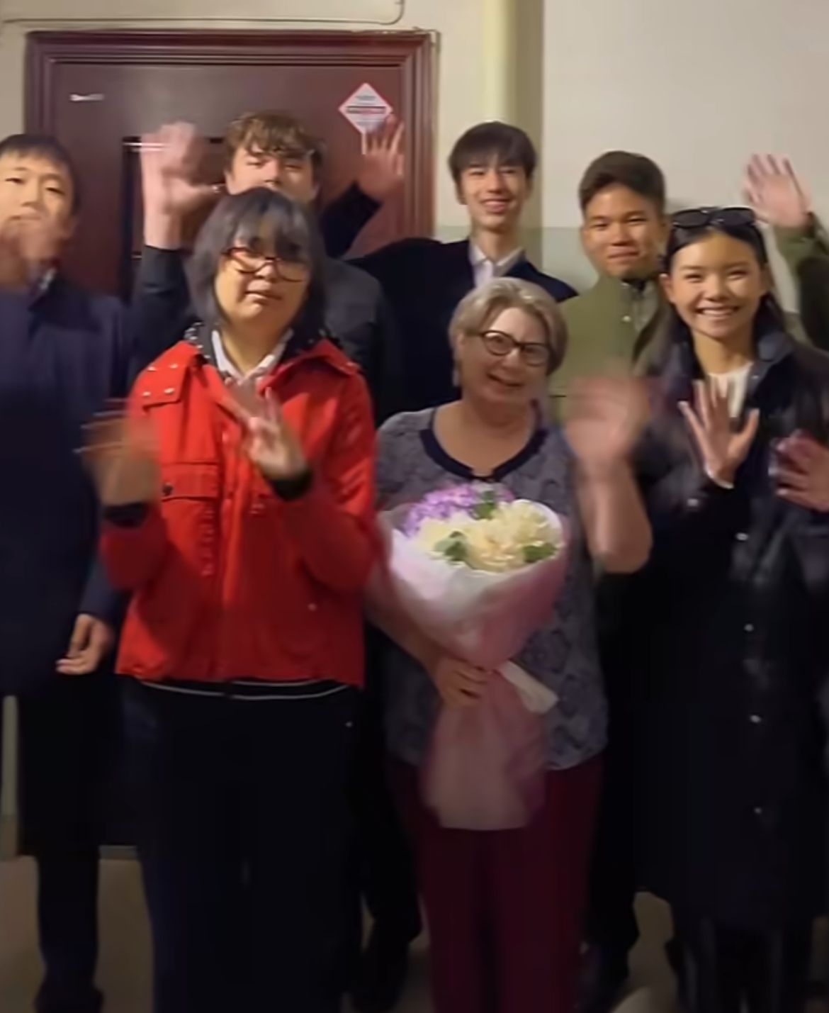 10 «В» сынып оқушылары бастауыш сыныптағы сүйікті ұстаздары Светлана Ивановнаны Қарттар күнімен және Мұғалімдер күнімен құттықтады.