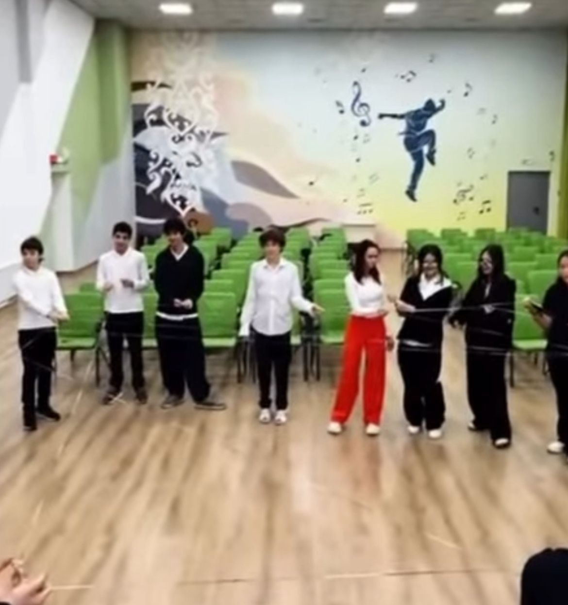 Для учащихся 8 «Е» класса был проведён тренинг «Вместе против буллинга!» в рамках программы «ДосболLIKE».