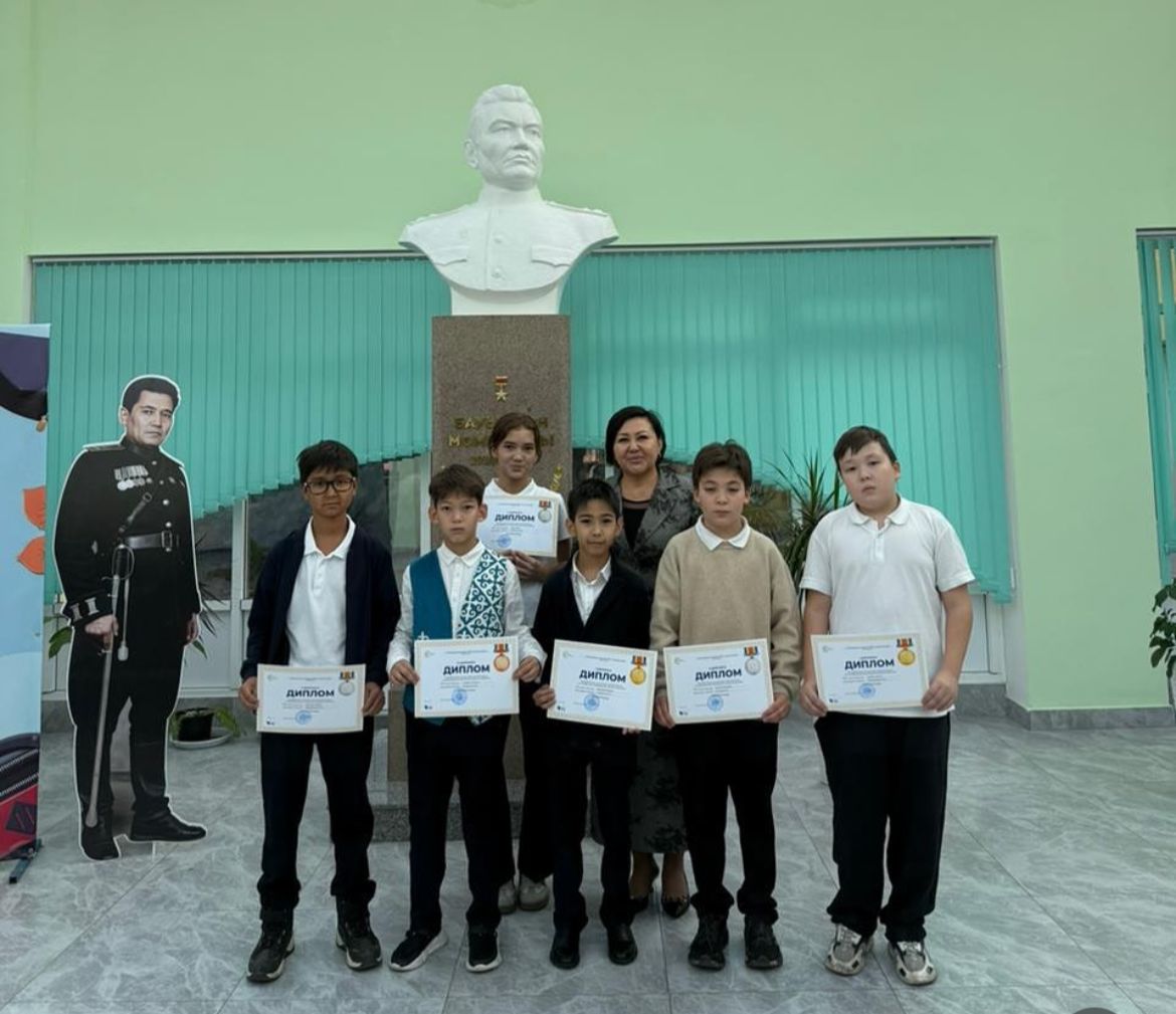Алтын сақа мектепішілік математикалық олимпиадасының жеңімпаздары мен жүлдегерлеріне бүгін директорымыз дипломдарын табыстады.