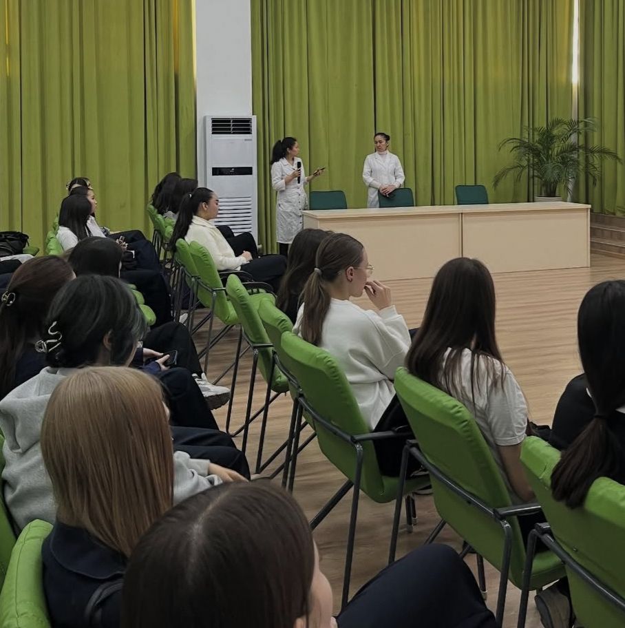 11-сынып қыздарына арналған жиналыс өткізілді.