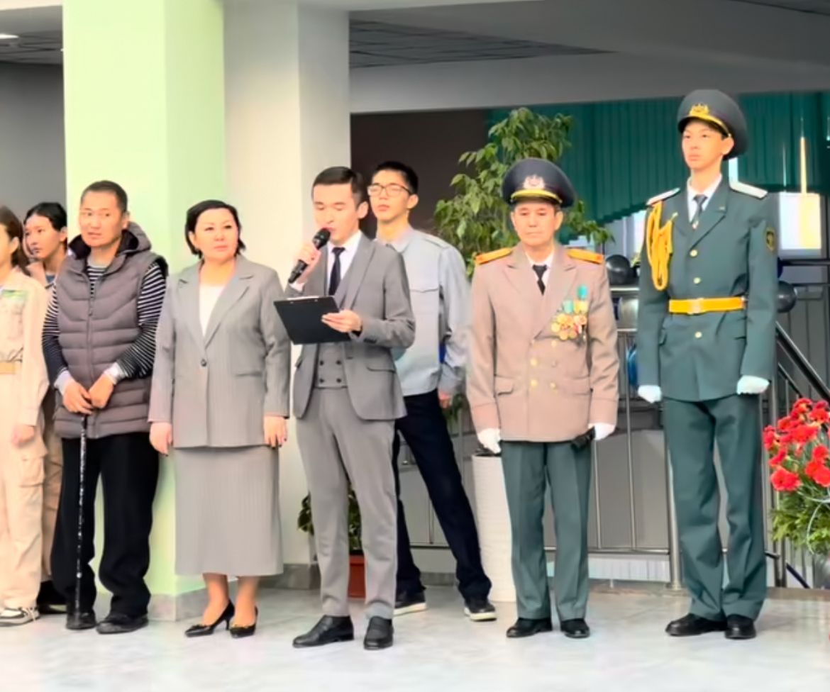 Мектебімізде Бауыржан Момышұлының 115 жылдық мерейтойына орай батыр бабамыздың рухына тағзым етуге арналған салтанатты жиын өтті