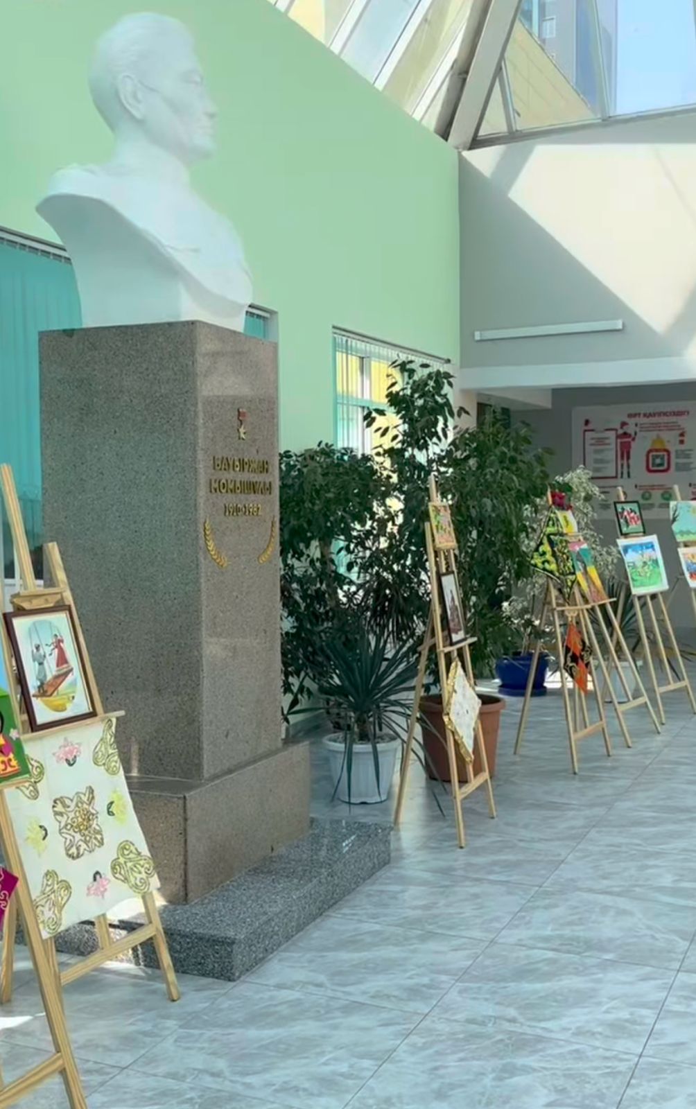 Наурыз мерекесі аясында «Наурыз нақыштары» атты сурет көрмесі өтті! 🎨🌸 Көрмеде ұлттық нақыштағы керемет туындылар ұсынылды, әр бір шығарма қазақ мәд